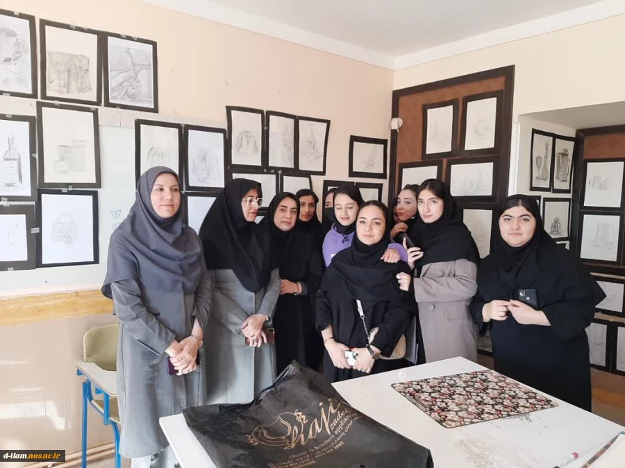 بازدید رئیس آموزشکده از ژوژمان پایان نیمسال اول 1403/1402 رشته گرافیک 2