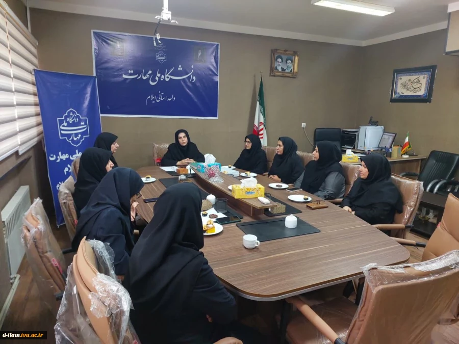  به مناسبت سالروز میلاد خجسته حضرت صدیقه طاهره، فاطمه زهرا (س)، بزرگداشت مقام مادر و روز زن با اهداء هدیه از بانوان شاغل درآموزشکده دختران تجلیل شد. 2