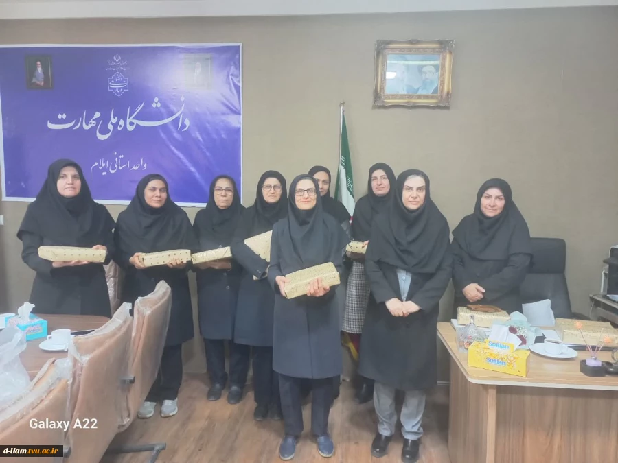  به مناسبت سالروز میلاد خجسته حضرت صدیقه طاهره، فاطمه زهرا (س)، بزرگداشت مقام مادر و روز زن با اهداء هدیه از بانوان شاغل درآموزشکده دختران تجلیل شد. 2